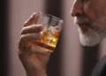 Como o consumo de álcool aumenta o risco de desenvolver demência