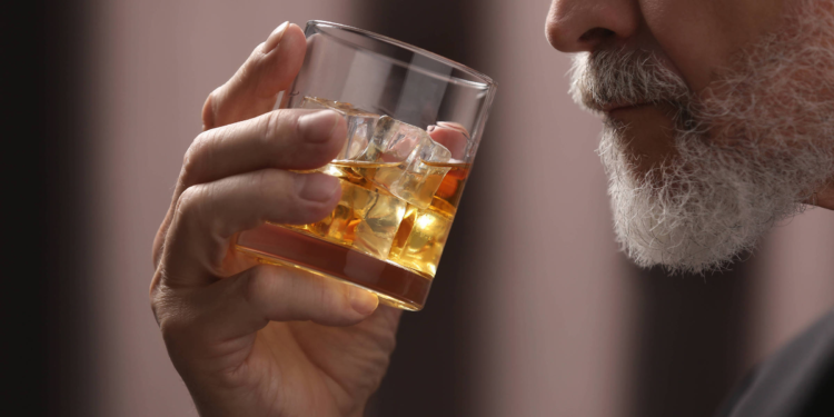Como o consumo de álcool aumenta o risco de desenvolver demência
