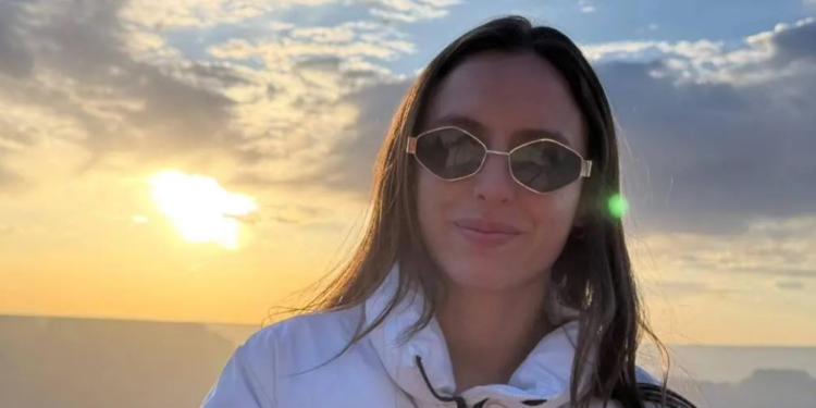 Atriz brasileira é presa pelo ICE no aeroporto de Los Angeles e está detida há mais de um mês